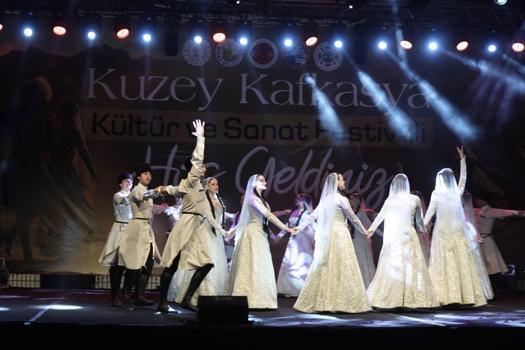 Kafkas kültürünün renkleri Sivas'ta sahnelendi