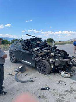 Kamyonetle çarpışan otomobilin sürücüsü yaralandı