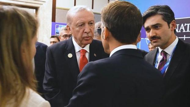 Fransa Cumhurbaşkanı Macron, Cumhurbaşkanı Erdoğan'la sohbetinin görüntülerini paylaştı