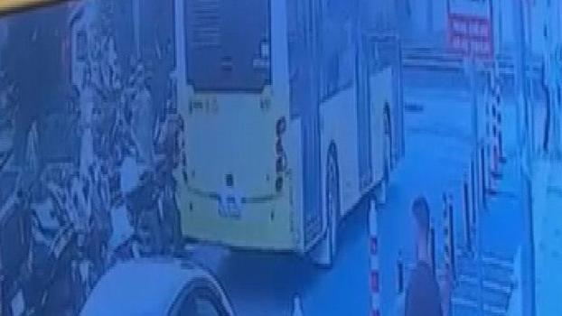 Şişli'de özel halk otobüsü yayaya çarptı; kaza kamerada