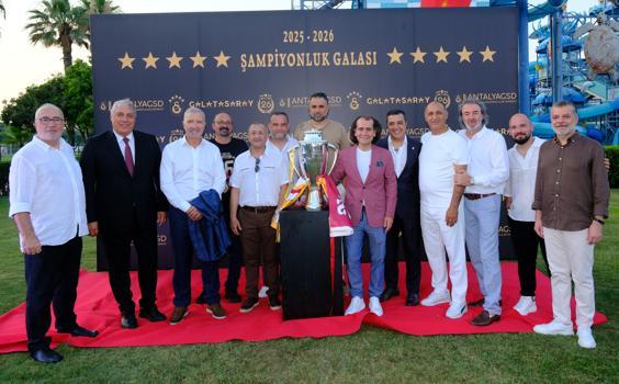 Galatasaray'ın 26'ncı şampiyonluğu Antalya'da kutlandı, Souness çimlere bayrak dikti