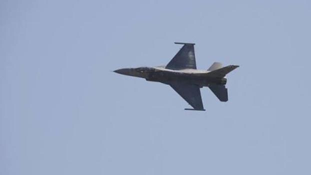 Yunanistan’da acil iniş yapan F-16 savaş uçağı alev aldı