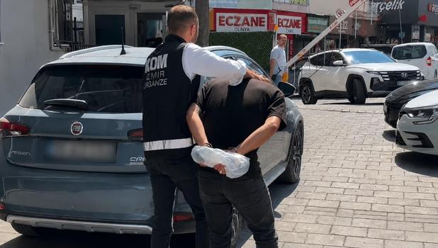 İzmir’de oto galeriyi kurşunlayan 2 şüpheli tutuklandı