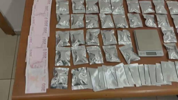 Küçükçekmece'de denetimde durdurulan şüphelinin üzerinden uyuşturucu çıktı