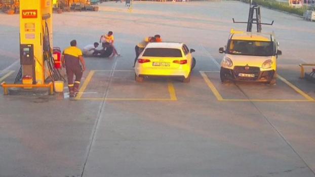 Kuşadası'nda yol verme tartışması, akaryakıt istasyonunda kavgaya dönüştü: olay anı kamerada