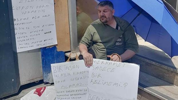 Evden çıkarılan kalp hastası kiracıdan 'Benim kalbim hasta, senin vicdanın' yazılı pankartla eylem