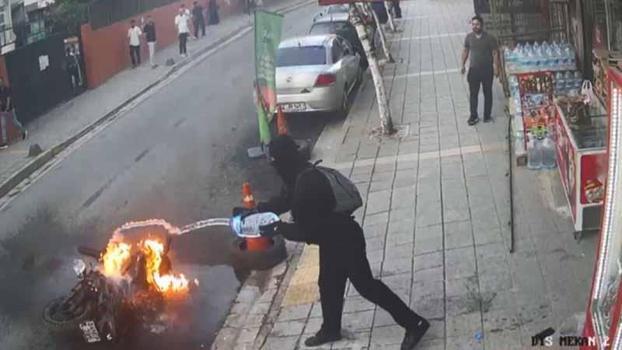 Küçükçekmece'de yanan motosiklete marketin önündeki su bidonlarıyla müdahale kamerada