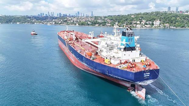İDA saldırısında hasar alan petrol tankeri, 4 ay sonra İstanbul Boğazı'ndan geçti