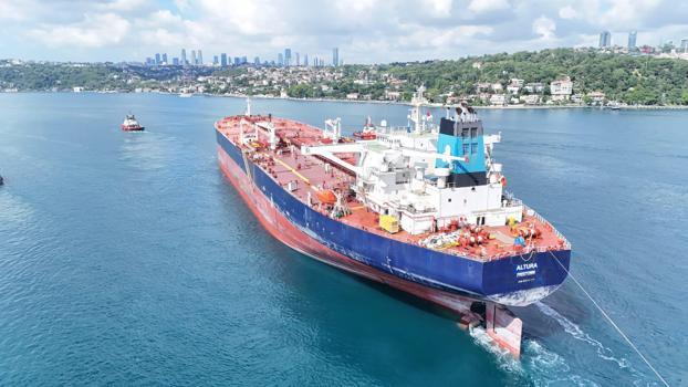 İDA saldırısında hasar alan petrol tankeri, 4 ay sonra İstanbul Boğazı'ndan geçti