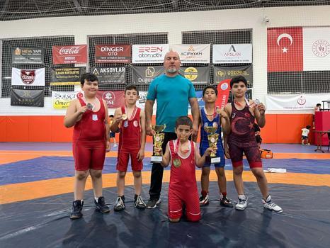 Yunusemreli güreşçiler 5 madalya ve 2 kupayla döndü