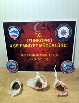 Üzerlerinde uyuşturucu bulunan 2 şüpheli gözaltında