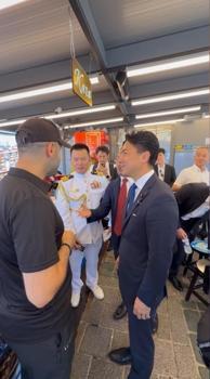 Japonya Savunma Bakanı Shinjiro Koizumi, NATO Zirvesi'nin ardından Eminönü'nde balık ekmek yedi