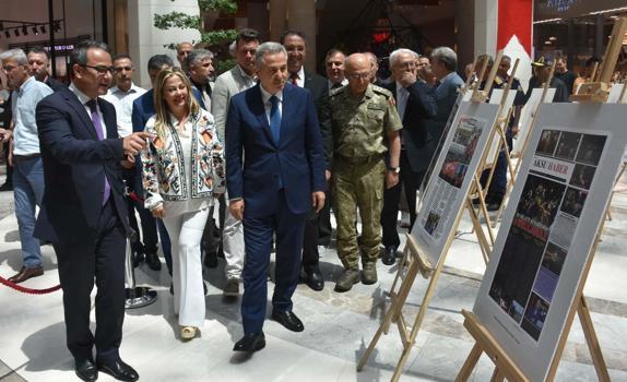 İzmir'de '15 Temmuz Manşetleri Gazetecilik Atölyesi Sergisi' açıldı