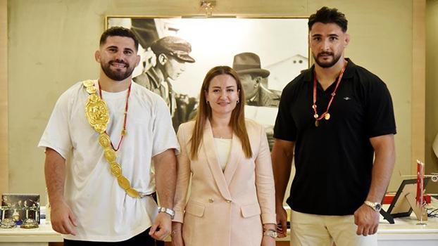 Kırkpınar Başpehlivanı Taş, Antalya'da coşkuyla karşılandı