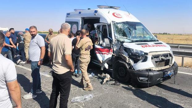 Zincirleme kazaya karışan ambulanstaki 2 sağlık çalışanı ile hasta yaralandı