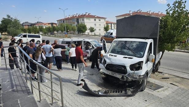 Eskişehir’de kamyonet ve minibüs çarpıştı; 7 yaralı
