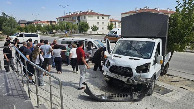 Eskişehir’de kamyonet ve minibüs çarpıştı; 7 yaralı