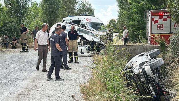 Kamyonetle çarpışan cip, su kanalına devrildi; 3 yaralı