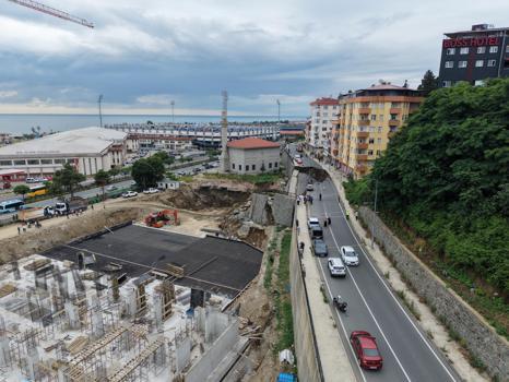 Rize'de yurt inşaatının kazısında istinat duvarı ve yol çöktü: 3 bina tahliye edildi