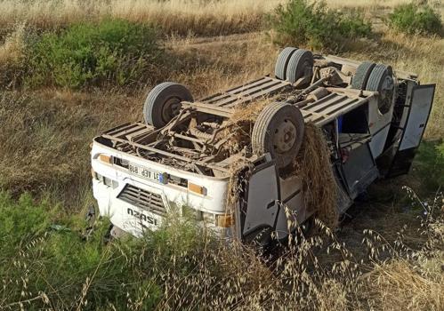 Tarım işçilerini taşıyan minibüs devrildi: 6’sı çocuk, 16 yaralı