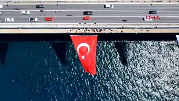 İstanbul Boğazı'ndaki köprülere Türk bayrağı asıldı