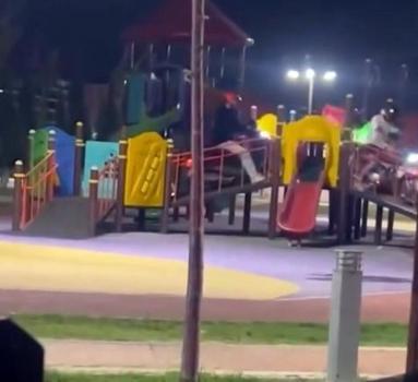 Çocuk parkında, motosikletleriyle oyun grubundaki parkura çıkan 2 kuryeye 146 bin TL ceza