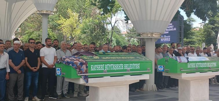 Düğün dönüşü kazada ölen çift ile çocukları Kayseri’de toprağa verildi