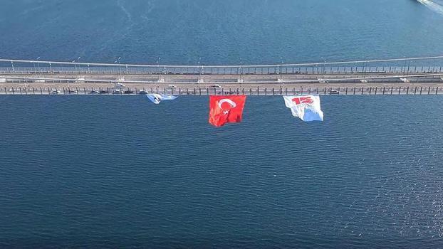 1915 Çanakkale Köprüsü’ne Türk bayrağı asıldı