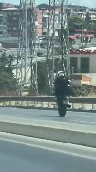 Esenyurt’ta motosikletlinin tek teker üzerinde tehlikeli yolculuğu kamerada