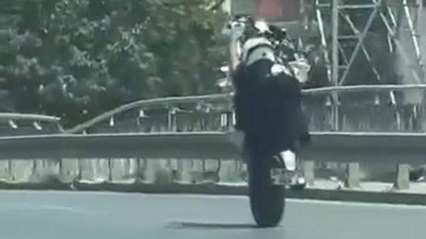 Esenyurt’ta motosikletlinin tek teker üzerinde tehlikeli yolculuğu kamerada