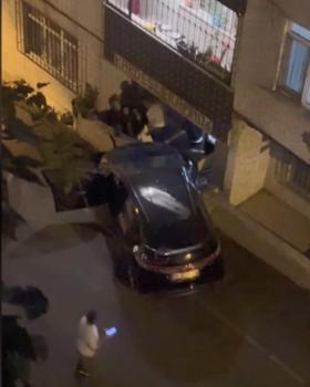 Gaziosmanpaşa’da yokuş aşağı kayan otomobil doğal gaz kutusuna çarptı; 3 katlı bina tahliye edildi