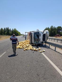 Kavun yüklü TIR devrildi: Sürücü yaralandı