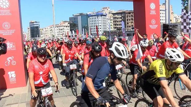 15 Temmuz etkinlikleri kapsamında düzenlenen bisiklet turu Taksim'de başladı