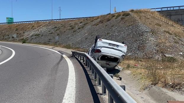 Başakşehir'de bariyerlere çarpan otomobil takla attı: 3 yaralı