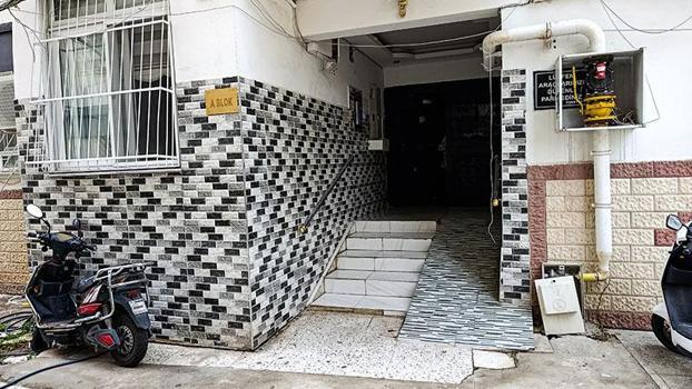2 çocuğunun annesini çekiçle dövüp, bıçakla boğazını kesti