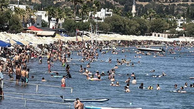 Bodrum’da sıcak havada turistlerin deniz keyfi