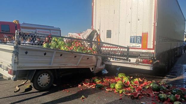 Manisa’da kamyonet, TIR’a arkadan çarptı: 1’i ağır 2 yaralı