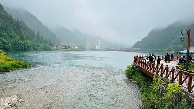 Uzungöl'e düşen turisti kurtarmak isteyen 2 kişi boğulma tehlikesi geçirdi, 1 kişi ise aranıyor