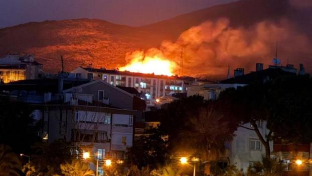 Balıkesir'de sağanak ve fırtına; sokakları su bastı, ağaçlar devrildi