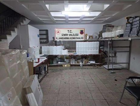İzmir'de kaçak alkol ve tütün operasyonu