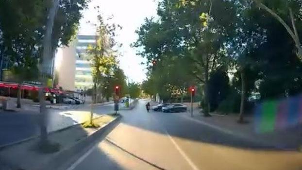 Ataşehir'de kırmızı ışıkta geçen motosiklete otomobilin çarptığı kaza kamerada