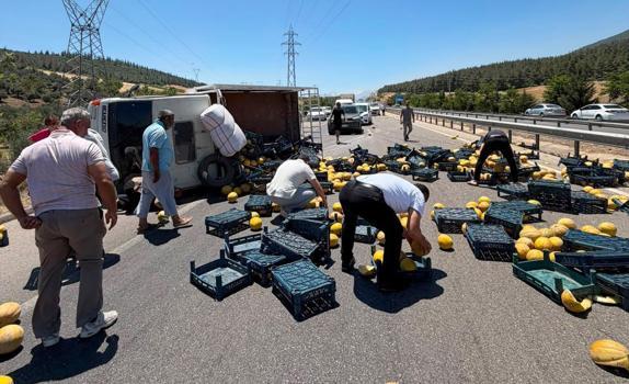 Kamyonet devrildi, kasasındaki kavunlar yola saçıldı
