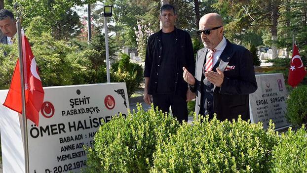 Dönemin Özel Kuvvetler Komutanı emekli Korgeneral Aksakallı, Ömer Halisdemir’in mezarını ziyaret etti