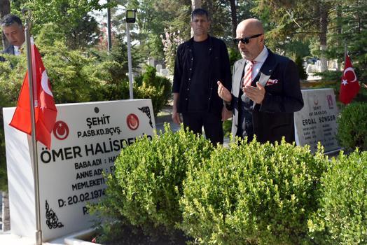 Dönemin Özel Kuvvetler Komutanı emekli Korgeneral Aksakallı, Ömer Halisdemir’in mezarını ziyaret etti