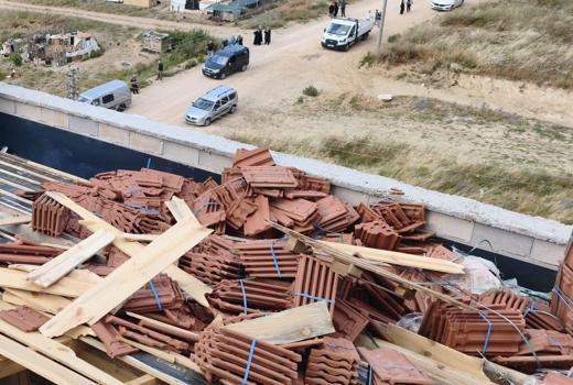 Bursa'da çatıda devrilen kiremitlerin altında kalan 2 işçi yaralandı