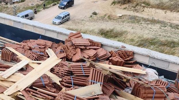 Bursa'da çatıda devrilen kiremitlerin altında kalan 2 işçi yaralandı