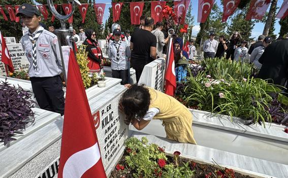 Hiç görmediği şehit dayısının mezar taşındaki fotoğrafını öptü