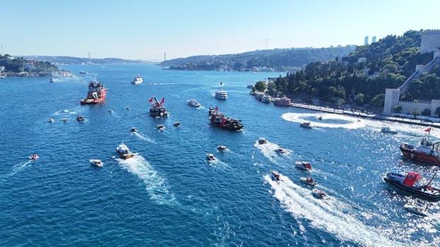 İstanbul Boğazı'nda 'Denizden Karaya 15 Temmuz' programı kapsamında tekne korteji düzenleniyor