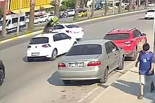 Ara sokaktan çıkan otomobile çarpan motosiklet sürücüsü yaralandı