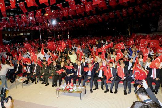 Adana’da ‘Demokrasi Nöbeti’ tutuldu, şehitler dualarla anıldı